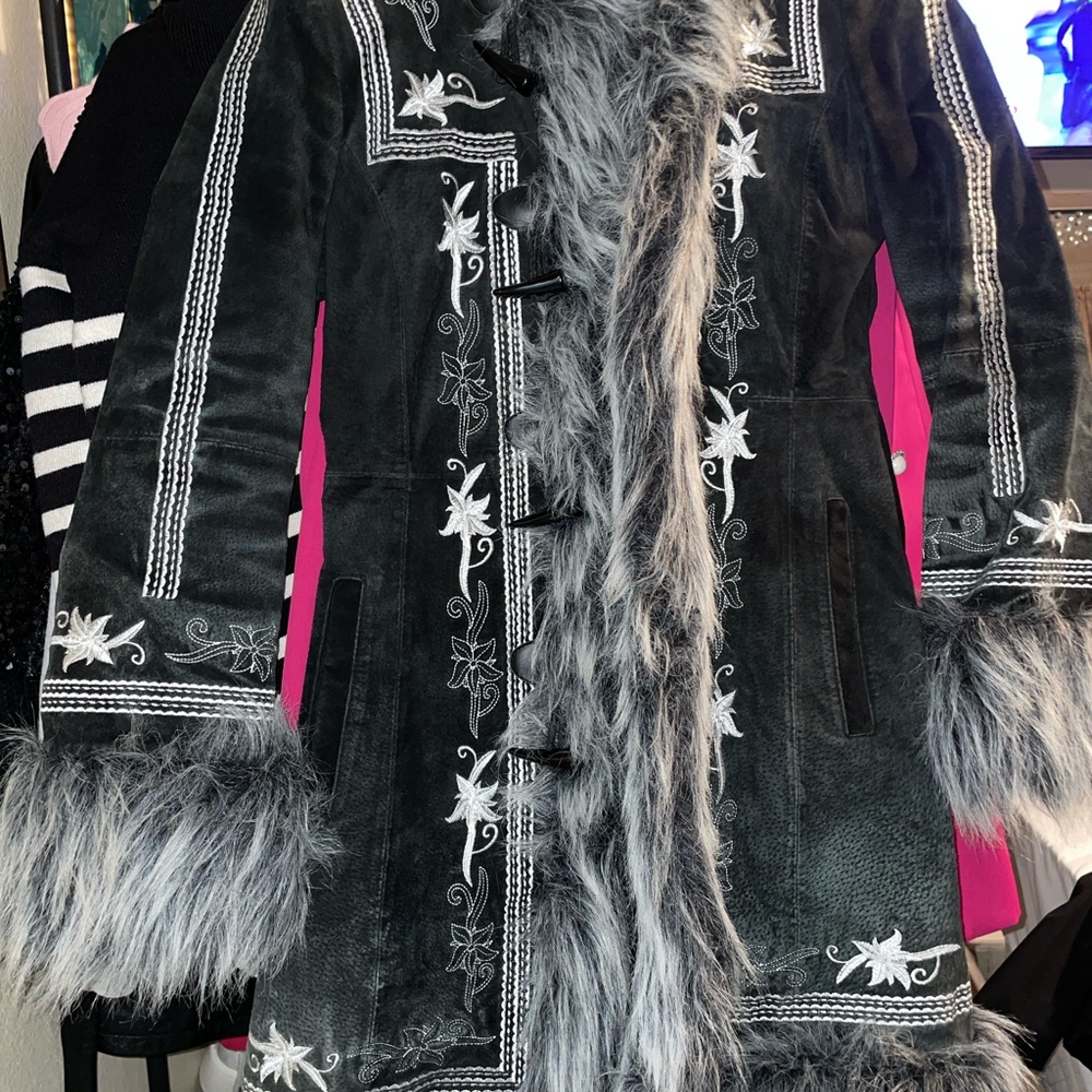 SOLD*** Vintage Taunt Suede Embroidered Coat, Faux Fur, Medium - Picture 2 of 4